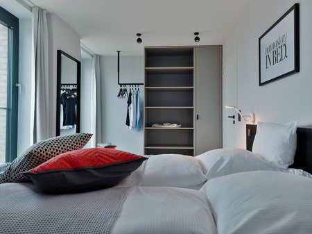 Bett und Schrank im Appartementhaus Bett und Bude in Westerland