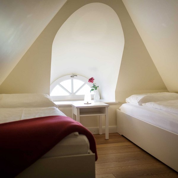 Kinderzimmer mit zwei Betten und Erkerfenster, Lüüvhoog, Apartmenthaus in Keitum auf Sylt