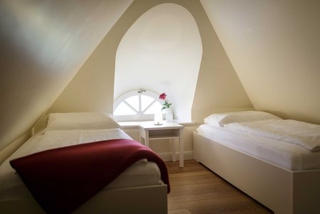 Kinderzimmer mit zwei Betten und Erkerfenster, Lüüvhoog, Apartmenthaus in Keitum auf Sylt