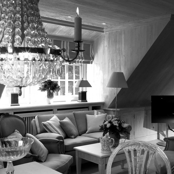 Sofa und Kronleuchter in der Ferienwohnung Tipkenhoog in Keitum auf Sylt