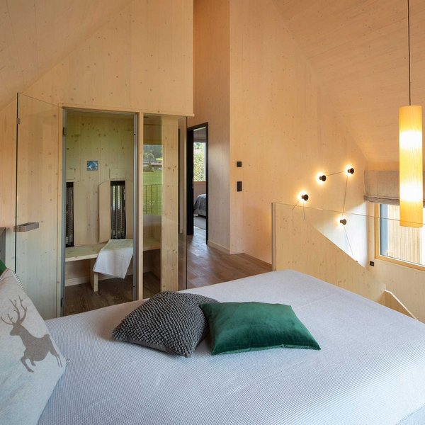 Infrarotsauna und Day-Bed im Engel-Chalet Blick in die Infrarot-Sauna im Appartement im Schwarzwald