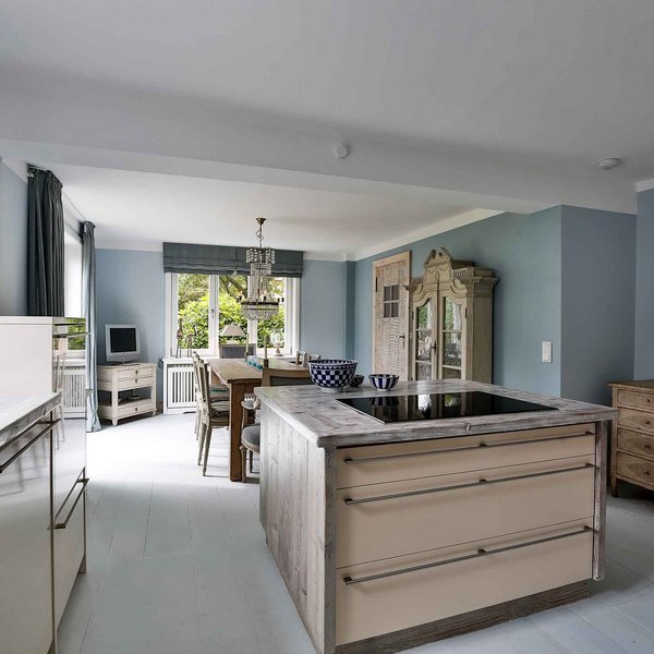 Küchenblock und Esszimmer im Fährhüs Küchenblock mit Blick ins Esszimmer im Färhüs, Ferienhaus im Keitum auf Sylt