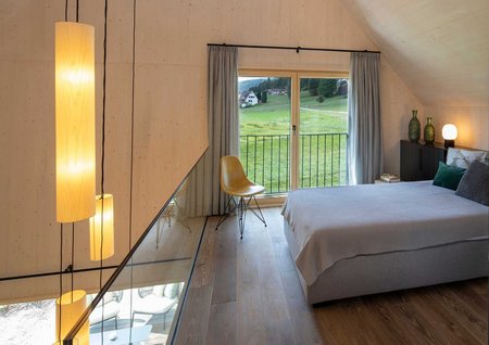 Gemütliches Daybed neben der Infrarotsauna im Engel-Chalet