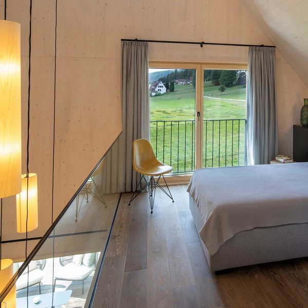 Gemütliches Daybed neben der Infrarotsauna im Engel-Chalet