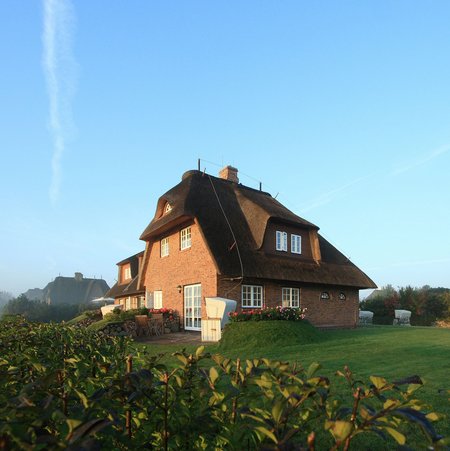 Sonnige Außenansicht Apartmenthaus Lüüvhoog in Keitum auf Sylt