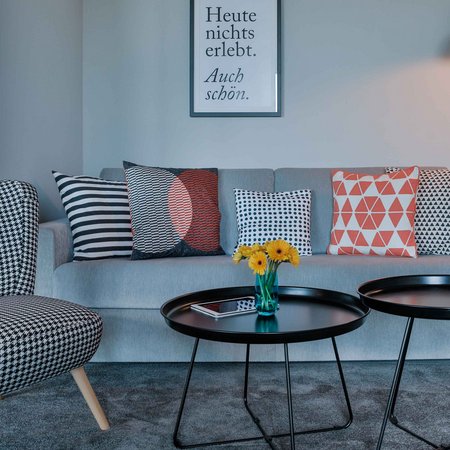 Gemütliches Sofa im Wohnzimmer von Bett & Bude in Westerland