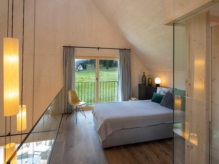 Gemütliches Daybed in der ersten Etage neben der Sauna
