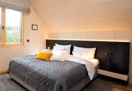 großzügiges Schlafzimmer in den Engel-Chalets in Obertal im Schwarzwald