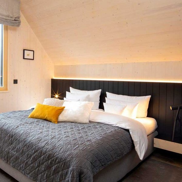 großzügiges Schlafzimmer in den Engel-Chalets in Obertal im Schwarzwald