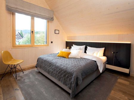 großzügiges Schlafzimmer in den Engel-Chalets in Obertal im Schwarzwald